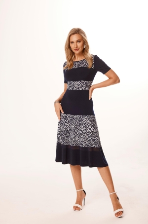 Tia női ruha, rövidujjú, bő aljú, alján muszlincsík